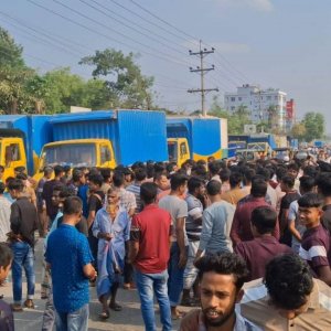 সড়কে গাড়ি রাখায় চালককে হাইওয়ে পুলিশের মারধর, মহাসড়ক অবরোধ