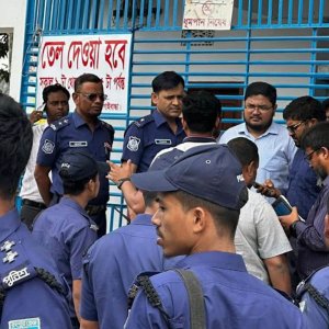 তেলের জন্য লাইনে দাঁড়ানো নিয়ে তর্কবিতর্ক, ছুরিকাঘাতে আহত ৩