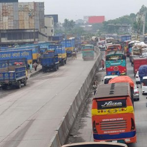 ঢাকা-চট্টগ্রাম মহাসড়কে দীর্ঘ যানজট, ভোগান্তি