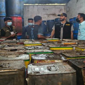 র‌্যাবের অভিযানে মজুত করা দেড় লাখ লিটার ভোজ্যতেল জব্দ 