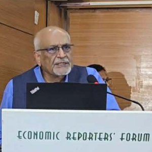 কে সাংবাদিক আর কে ফার্মাসিস্ট বোঝা মুশকিল: ড. দেবপ্রিয় ভট্টাচার্য