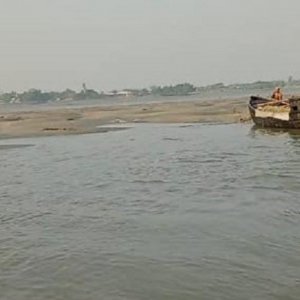 কয়রায় নৌকাডুবিতে নিখোঁজ দুই জেলের লাশ উদ্ধার