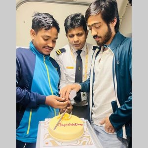 পাকিস্তানে স্বর্ণপদকজয়ীরা বিমানেই পেলেন অন্যরকম সংবর্ধনা