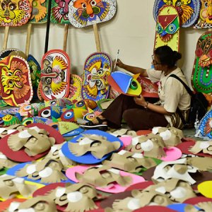 চারুকলায় রঙতুলির আঁচড়ে বৈশাখী শোভাযাত্রার প্রস্তুতি