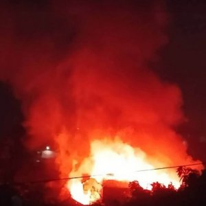 কাঁটাবনে আবাসিক ভবনের আগুন নিয়ন্ত্রণে