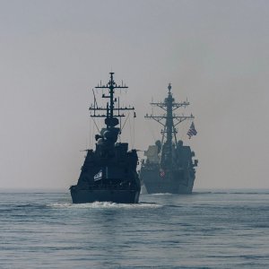 হরমুজ প্রণালি অতিক্রম করলো দুটি মার্কিন যুদ্ধজাহাজ