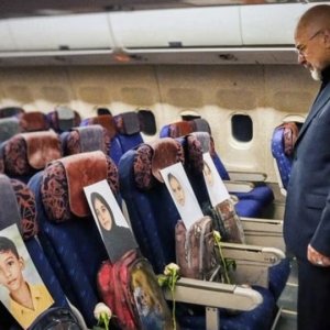 ইরানি প্রতিনিধিদের বিমানে মিনাব হামলায় নিহত শিশুদের স্মৃতি