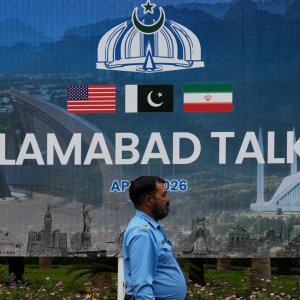 অনড় অবস্থান ও পাল্টাপাল্টি হুঁশিয়ারির মধ্যেই ইরান-মার্কিন আলোচনা