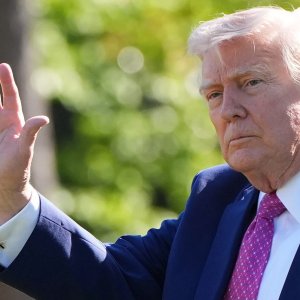 ইরানকে ছাড়াই হরমুজ প্রণালি সচল করার হুঁশিয়ারি ট্রাম্পের