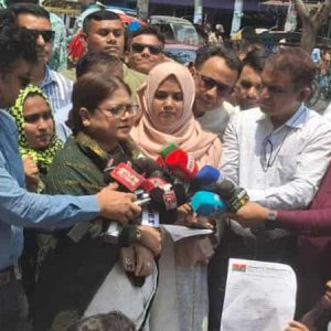 বিএনপির সংরক্ষিত নারী আসনের মনোনয়ন ফরম নিলেন মায়ের ডাকের লাবনী