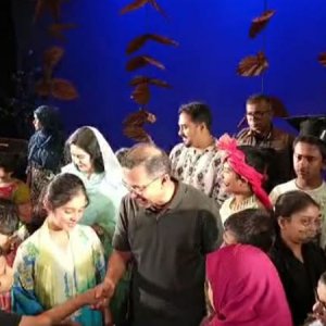 নাটক দেখতে সপরিবারে বেইলি রোডে প্রধানমন্ত্রী