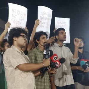 ‘পীর’ হত্যার প্রতিবাদে ঢাবিতে বিক্ষোভ মিছিল