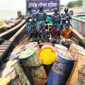 হাতিয়ায় বিদেশি জাহাজ থেকে বিপুল পরিমাণ জ্বালানি জব্দ, আটক ৪ 