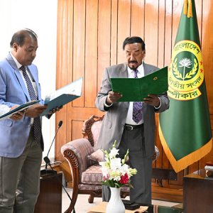 শপথ নিলেন নবনির্বাচিত দুই সংসদ সদস্য