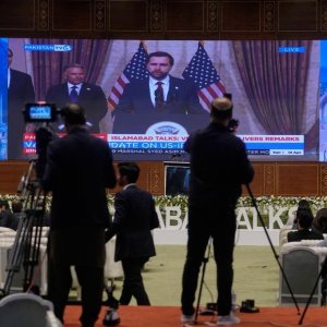 সিদ্ধান্তের ভার আমেরিকার হাতে, আলোচনায় ‘তাড়াহুড়ো নেই’ ইরানের