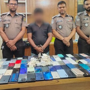 গুলিস্তানে ১১৭টি চোরাই মোবাইলসহ গ্রেফতার ১