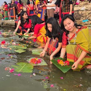 হ্রদের জলে ভাসলো বিজুর ফুল