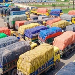 জ্বালানি সংকটে বেড়েছে ট্রাকভাড়া, বেনাপোল থেকে পণ্য পরিবহন ব্যাহত