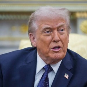 ইরানি বন্দরে নৌ অবরোধের সময় জানালেন ট্রাম্প