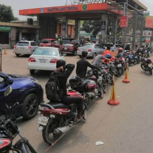 জ্বালানি তেল নিতে ‘ফুয়েল পাস’ চালু, শুরুতেই নানা ভোগান্তিতে গ্রাহক