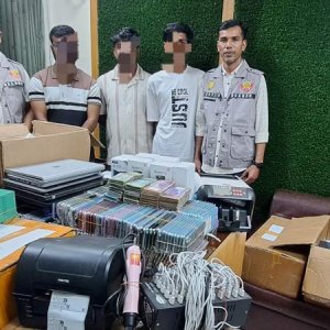 বিপুল পরিমাণে মোবাইল, এর যন্ত্রাংশ ও টাকাসহ গ্রেফতার ৩