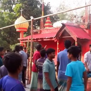 পীর হত্যায় ২০০ জনের বিরুদ্ধে মামলা, টাকা ও স্বর্ণ লুটের অভিযোগ