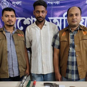 বিদেশি অস্ত্রসহ ‘সন্ত্রাসী’ আফজাল গ্রেফতার