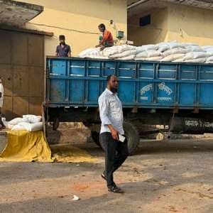 শরীয়তপুরে ৪০০ বস্তা সরকারি চাল আটক করলেন স্থানীয়রা, গুদামে ফেরত