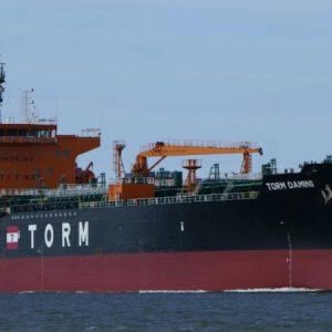 জ্বালানি তেল নিয়ে চট্টগ্রাম বন্দরে এসেছে ৩ জাহাজ, চলছে খালাস