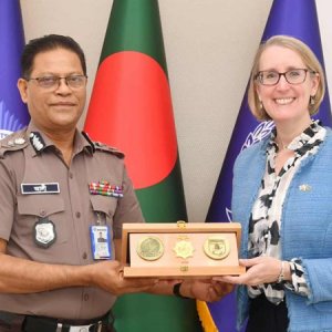 আইজিপির সঙ্গে যুক্তরাজ্যের হাইকমিশনারের সাক্ষাৎ