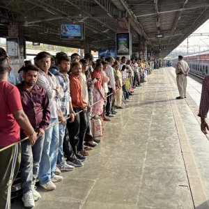 কাজ হারিয়ে বড় শহর ছাড়ছেন লাখো ভারতীয় শ্রমিক