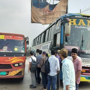 তেল শেষ হয়ে যাওয়ায় মাঝপথেই থেমে গেলো দূরপাল্লার বাস