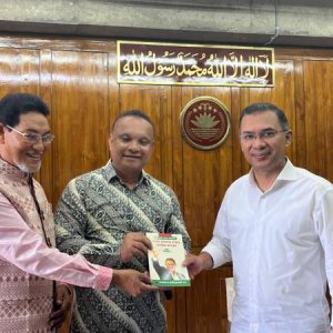 বিএনপির নির্বাচনি প্রতিশ্রুতির ৮টি ফ্ল্যাগশিপ কর্মসূচির বুকলেট কপি প্রধানমন্ত্রীকে হস্তান্তর