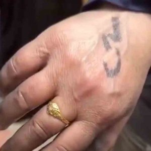 ফিলিস্তিনি নারীদের হাতে নম্বর লিখে দিচ্ছে ইসরায়েলি সেনারা