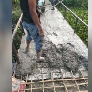 ব্রিজে রডের পরিবর্তে বাঁশের কঞ্চি দিয়ে ঢালাই