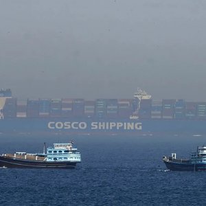 হরমুজ প্রণালিতে নজরদারি এড়াতে ভুয়া পরিচয় ব্যবহার করছে জাহাজগুলো