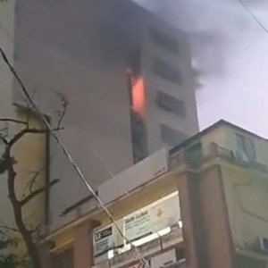 বনানীতে বহুতল ভবনে আগুন