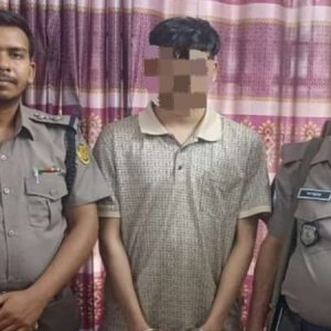 ডিবি পরিচয়ে প্রতারণার মাধ্যমে অর্থ আত্মসাৎকারী গ্রেফতার 