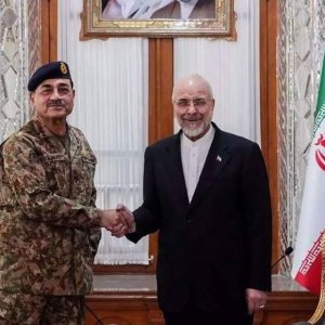 পাকিস্তানি সেনাপ্রধানের সঙ্গে ইরানি স্পিকারের বৈঠক