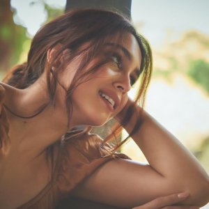 মধুবালার বায়োপিকে আলোচনায় কে এই শর্বরী?