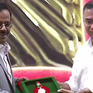 স্বাধীনতা পুরস্কারপ্রাপ্তদের হাতে পদক তুলে দিলেন প্রধানমন্ত্রী