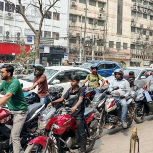 ‘১০ বছর মোটরসাইকেল চালাই, তেলের জন্য এত কষ্ট জীবনেও করতে হয়নি’  