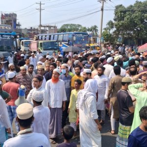 গ্যাস না পেয়ে মহাসড়ক অবরোধ করলেন আমিনবাজারের বাসিন্দারা