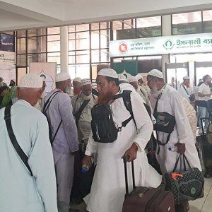 হজক্যাম্পে বাড়ছে যাত্রীদের ভিড়, রাতে উড়ছে প্রথম ফ্লাইট