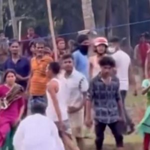 ফুটবল খেলা নিয়ে দুই গ্রামবাসীর সংঘর্ষ, ওসিসহ আহত ২০