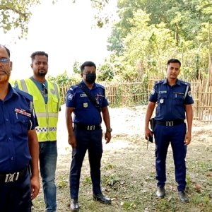 কুষ্টিয়ায় হামলায় নিহত সেই পীরের কবরে পুলিশ মোতায়েন