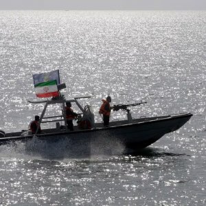 তেলবাহী জাহাজে গুলি চালালো ইরানি গানবোট