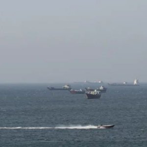 যুক্তরাষ্ট্র অবরোধ প্রত্যাহার না করলে হরমুজ প্রণালিতে জাহাজ চলতে দেবে না তেহরান