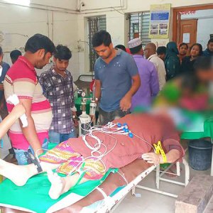 গরমে লাইনে দাঁড়িয়ে পাম্পে তেল পেলেও বাড়ি ফেরার পথে কৃষাণীর মৃত্যু