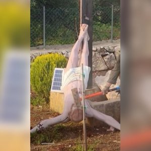 হাতুড়ি দিয়ে যিশুর মূর্তি ভাঙলেন ইসরায়েলি সেনা